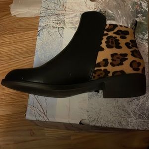 New in box womens ankle boots size 6 vegan.